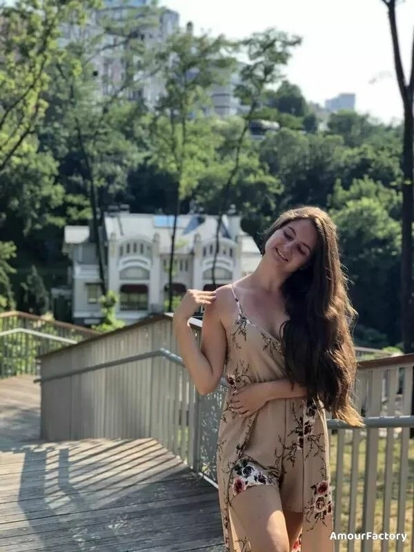 Elena, 23